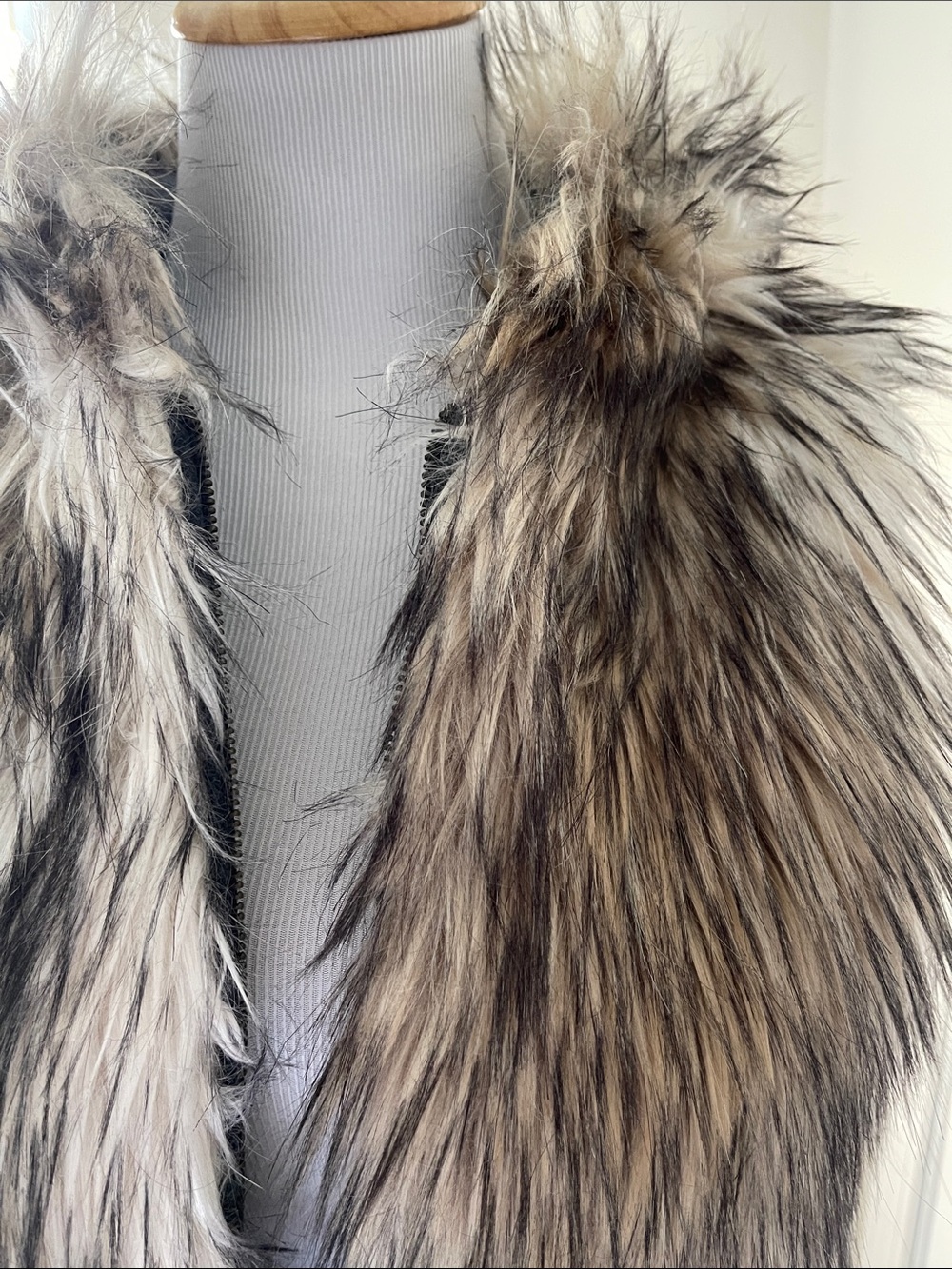 XS Hooded Faux Fur Long Vest - Picture 5 of 6